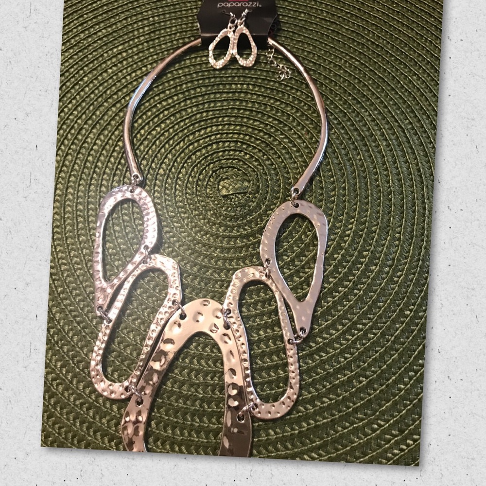 Gorgeous Silver Necklace.